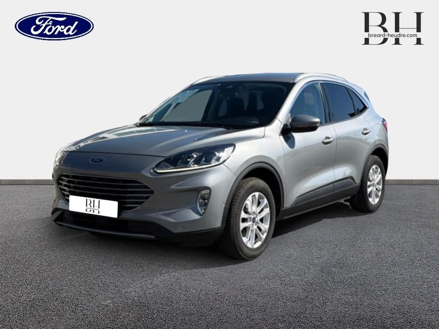 Ford Kuga gris Solar métallisé en 3/4 avant droit, avec jantes alu et vitres arrière surteintées.