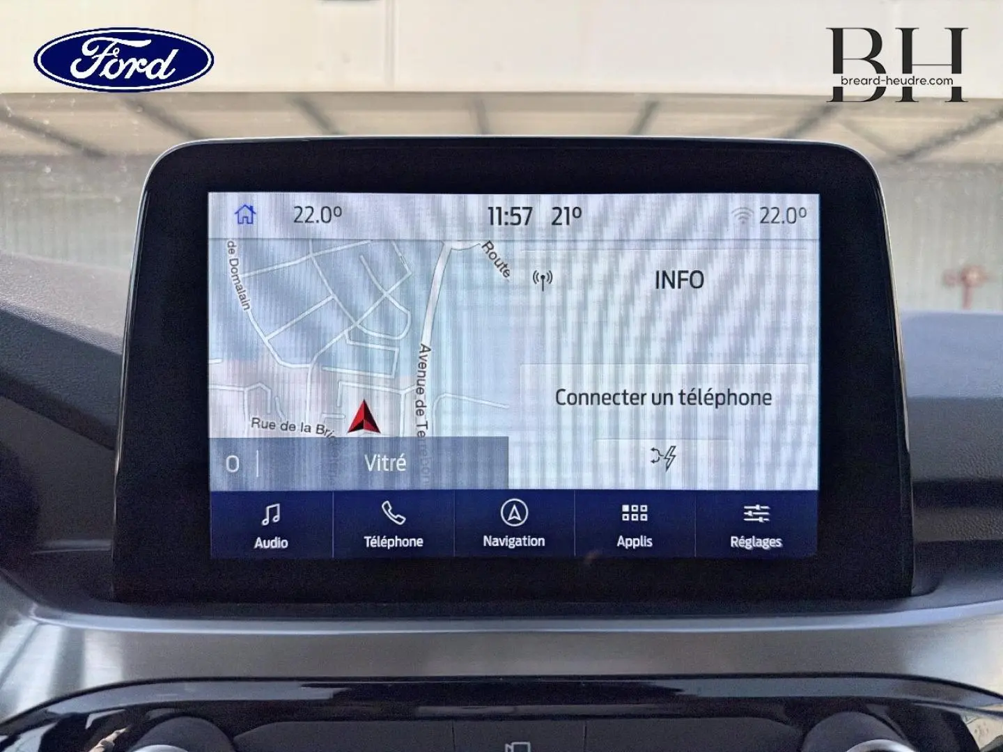 Écran tactile central du Ford Kuga 2021 affichant la navigation et les options multimédia, vue de face intérieure.