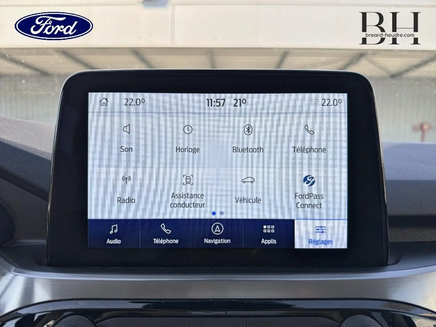 Écran tactile central du Ford Kuga 2021 affichant les options audio, navigation et connectivité Bluetooth.