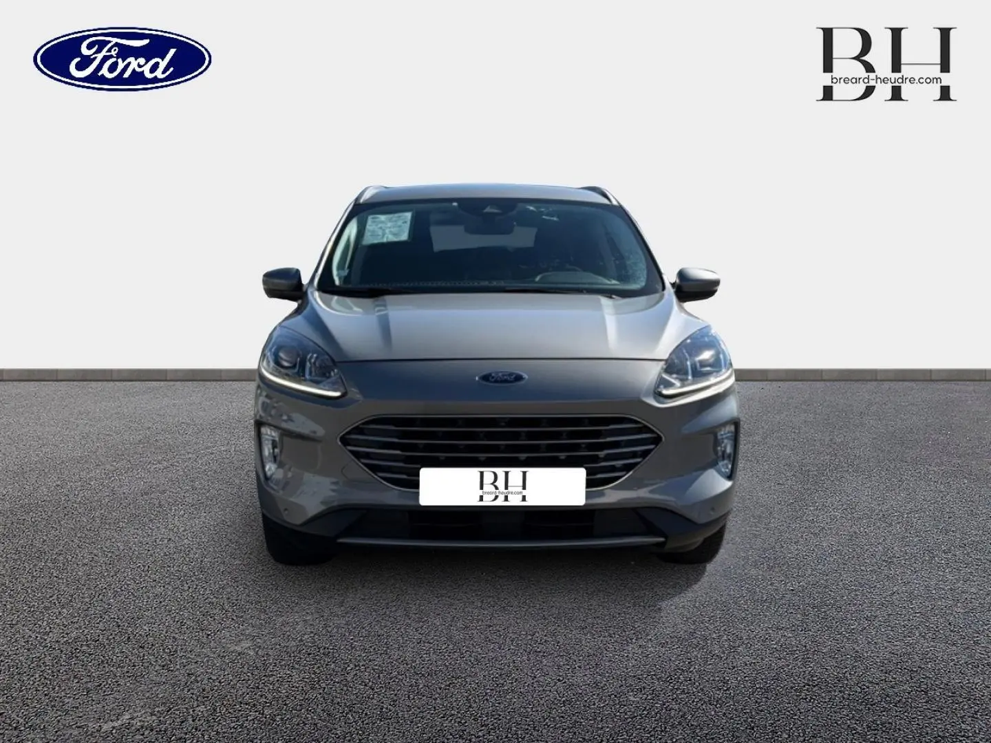Vue avant d'un Ford Kuga gris Solar métallisé 2021 avec calandre large et phares LED distinctifs.