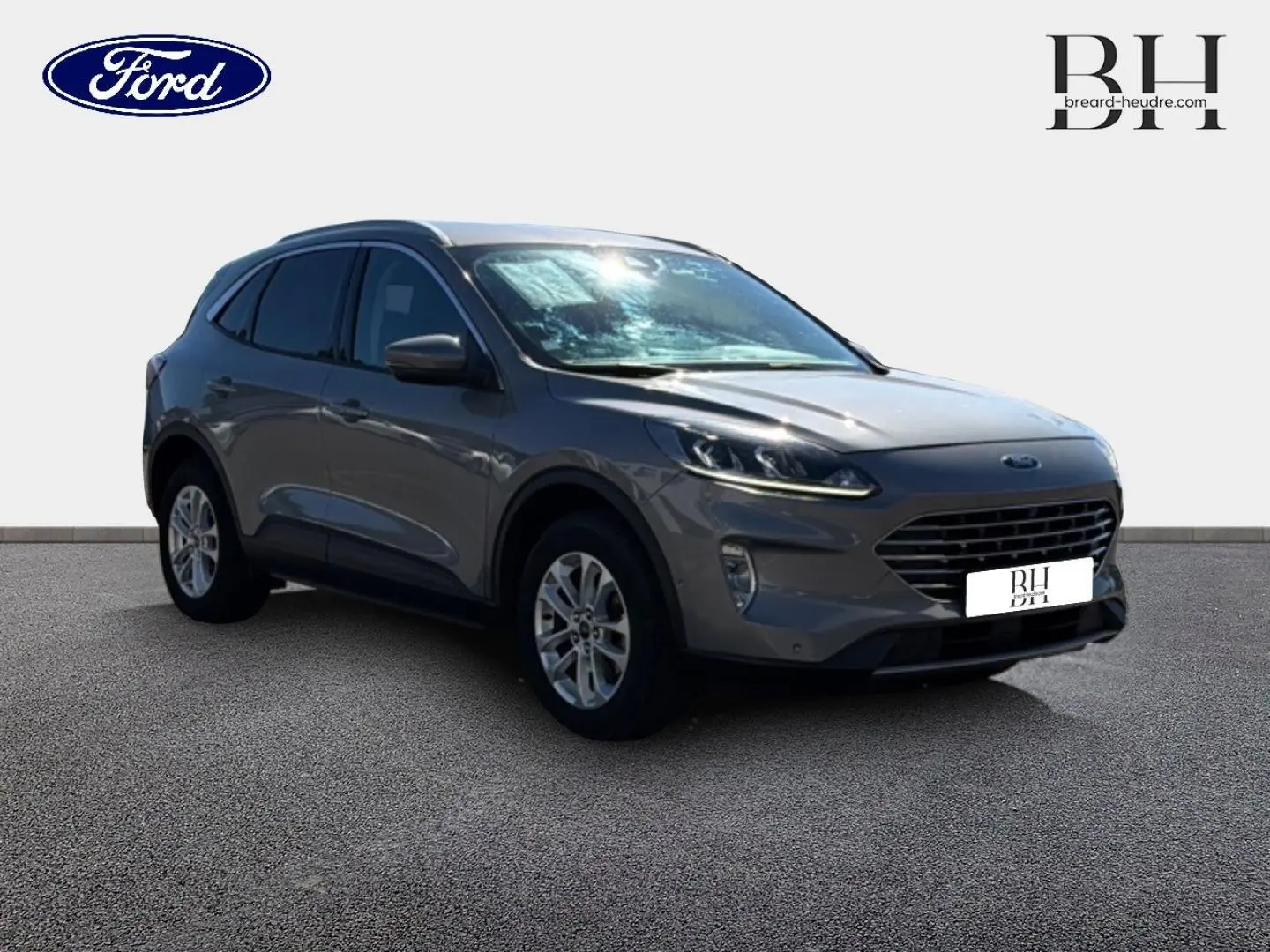 Ford Kuga gris Solar métallisé en 3/4 avant droit, avec vitres arrière surteintées et jantes alliage.