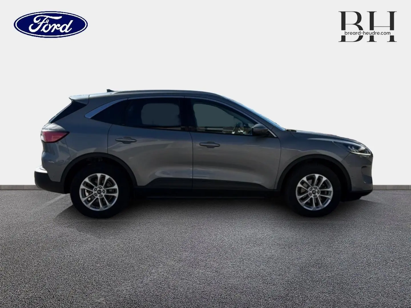 Ford Kuga 2021 gris Solar métallisé vu de profil côté gauche, vitres arrière surteintées et jantes alu visibles.