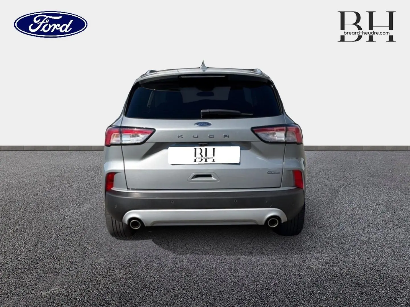 Vue arrière d'un Ford Kuga gris Solar métallisé avec double sortie d'échappement et vitres arrière surteintées.
