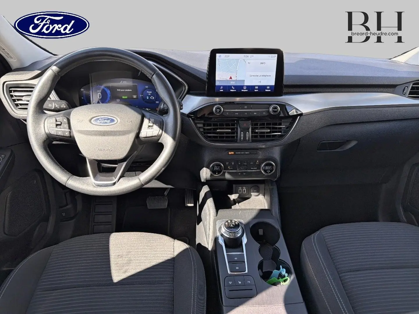 Vue intérieure avant du Ford Kuga 2021 gris Solar Métallisé, avec volant cuir multifonction et écran tactile central.