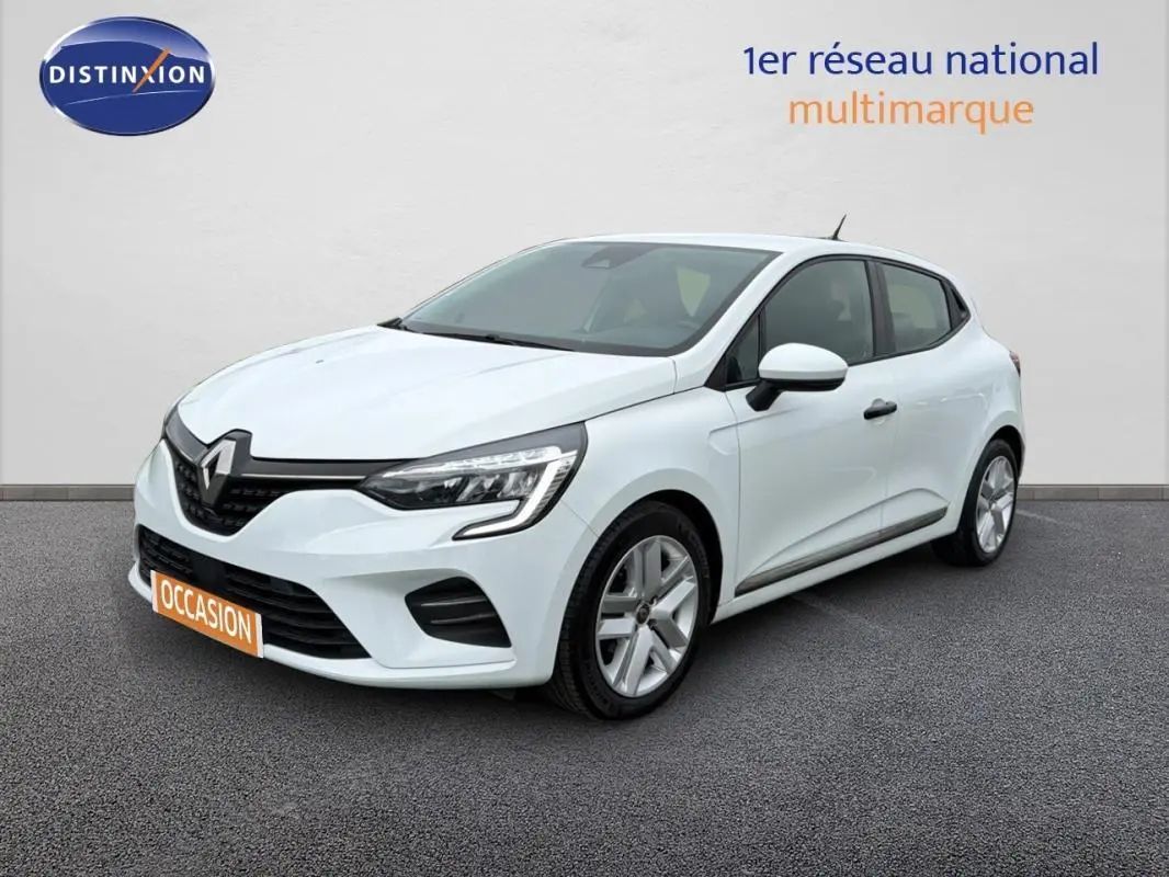 Renault Clio blanc vue 3/4 avant droit, avec feux LED et jantes alliage, sur fond neutre intérieur showroom.