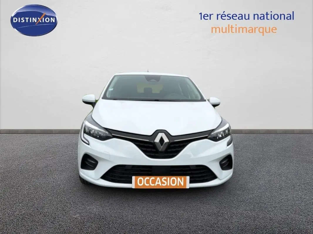Vue avant d’une Renault Clio blanche 2020 avec calandre noire et plaque « OCCASION » visible.