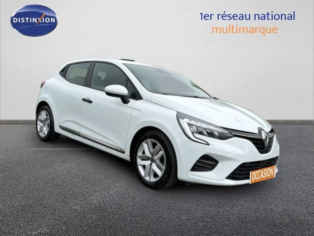 Renault Clio blanc vue 3/4 avant droit, avec feux LED et jantes alliage visibles sur fond neutre.