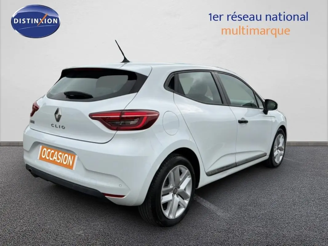 Vue 3/4 arrière droite d'une Renault Clio blanche 2020, compacte et moderne, avec feux arrière LED distinctifs.