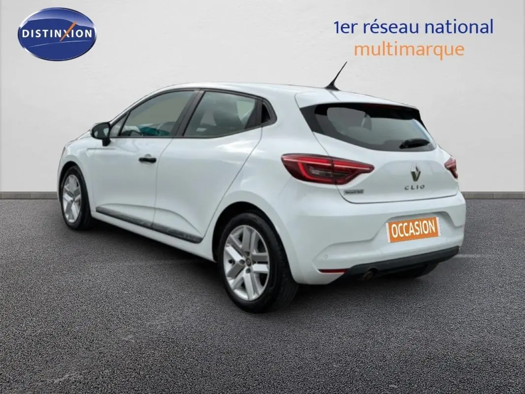 Renault Clio blanc vue 3/4 arrière droit sur sol gris, avec plaque occasion et vitres teintées.
