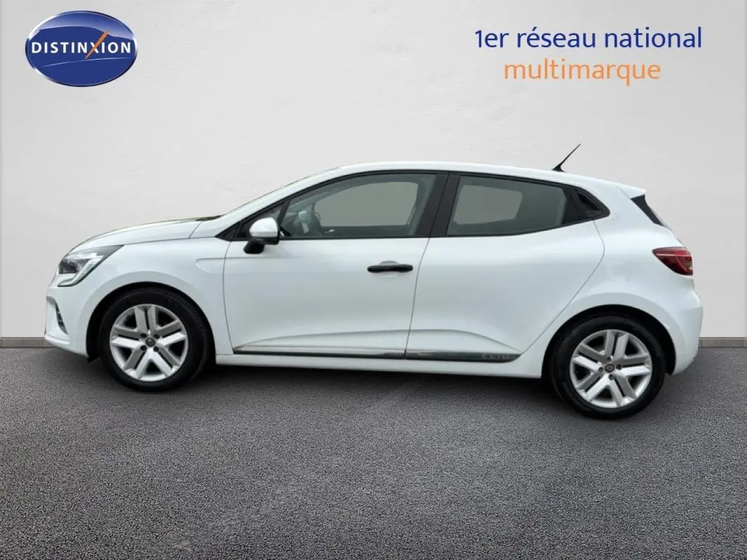 Profil côté gauche d'une Renault Clio blanche 2020, version V SCe 75 Business, avec jantes alliage et lignes épurées.