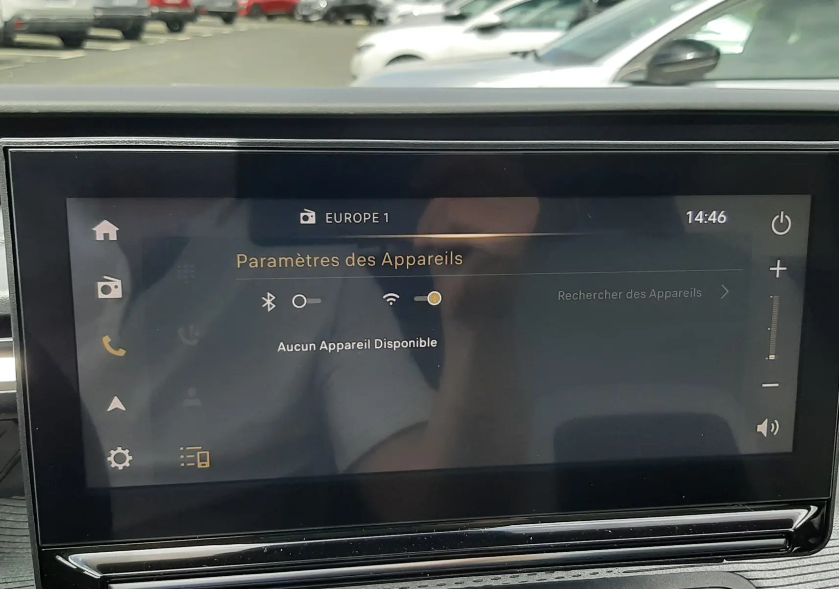 Écran tactile central du tableau de bord de la Citroën C3 Aircross 2026, affichant les paramètres des appareils connectés.