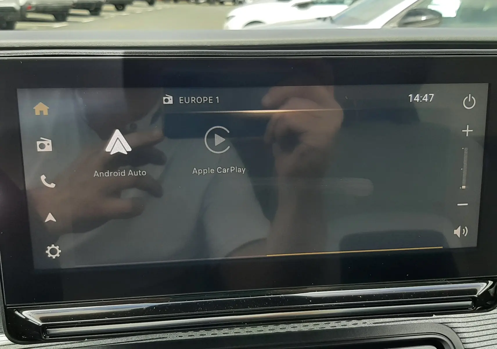 Écran tactile central de la Citroën C3 Aircross blanc banquise avec toit noir, affichant Android Auto et Apple CarPlay.