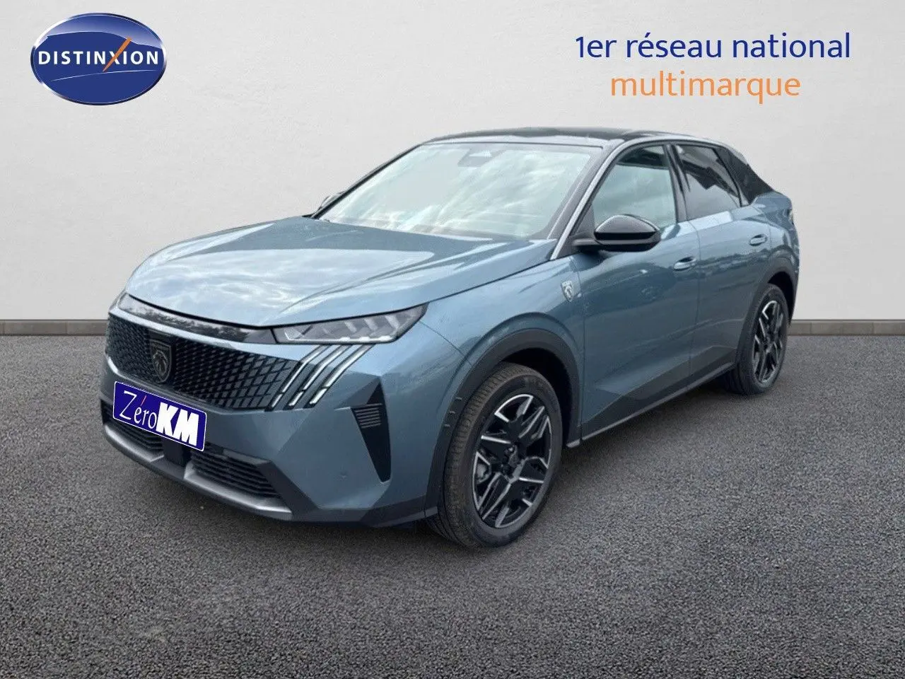 Peugeot 3008 Hybrid 136ch GT bleu Ingaro métal avec toit noir, vue 3/4 avant droit sur fond neutre.