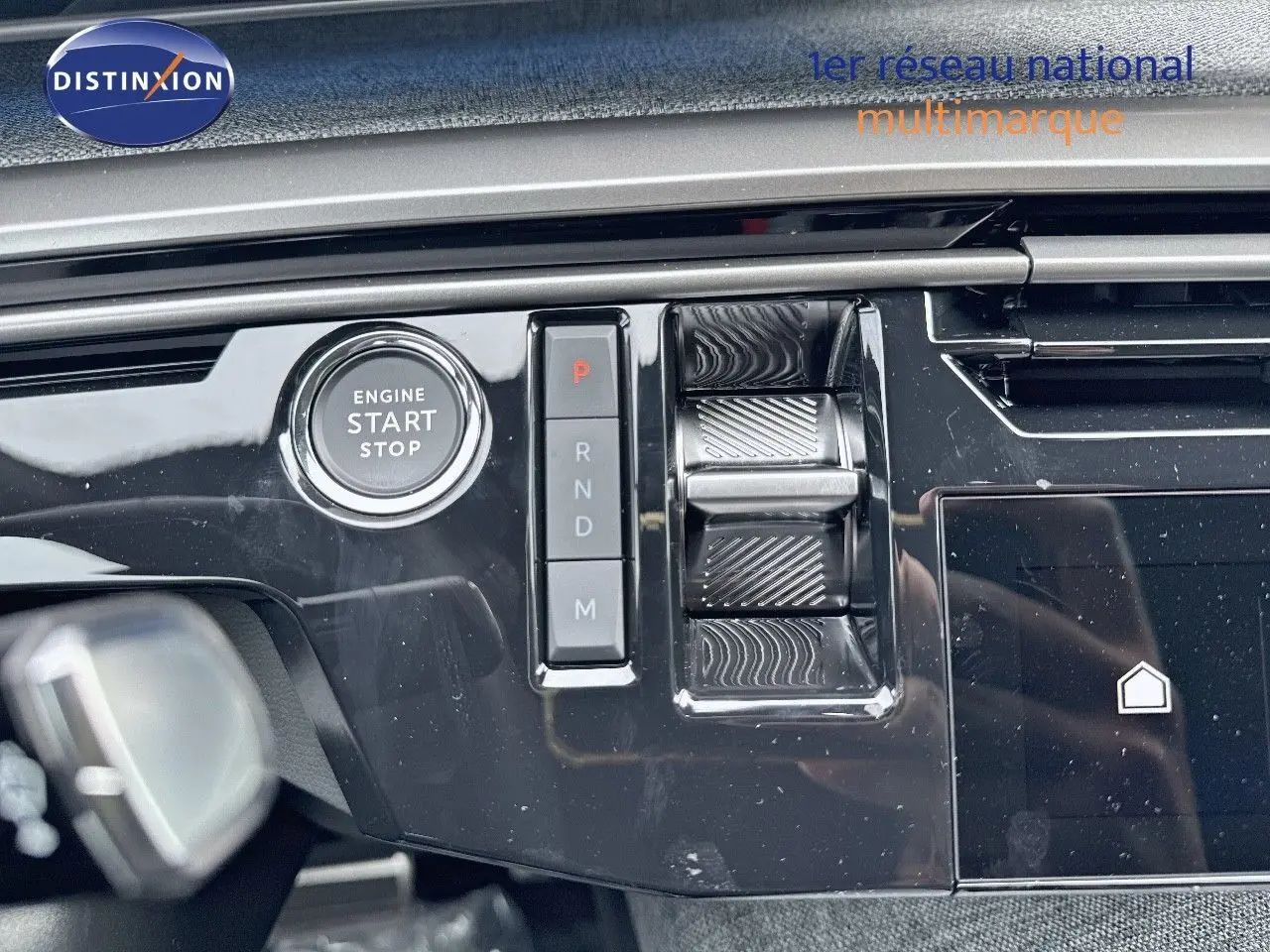 Détail de la console centrale noire brillante du Peugeot 3008 Hybrid 136ch GT avec bouton start/stop et commandes de boîte auto.