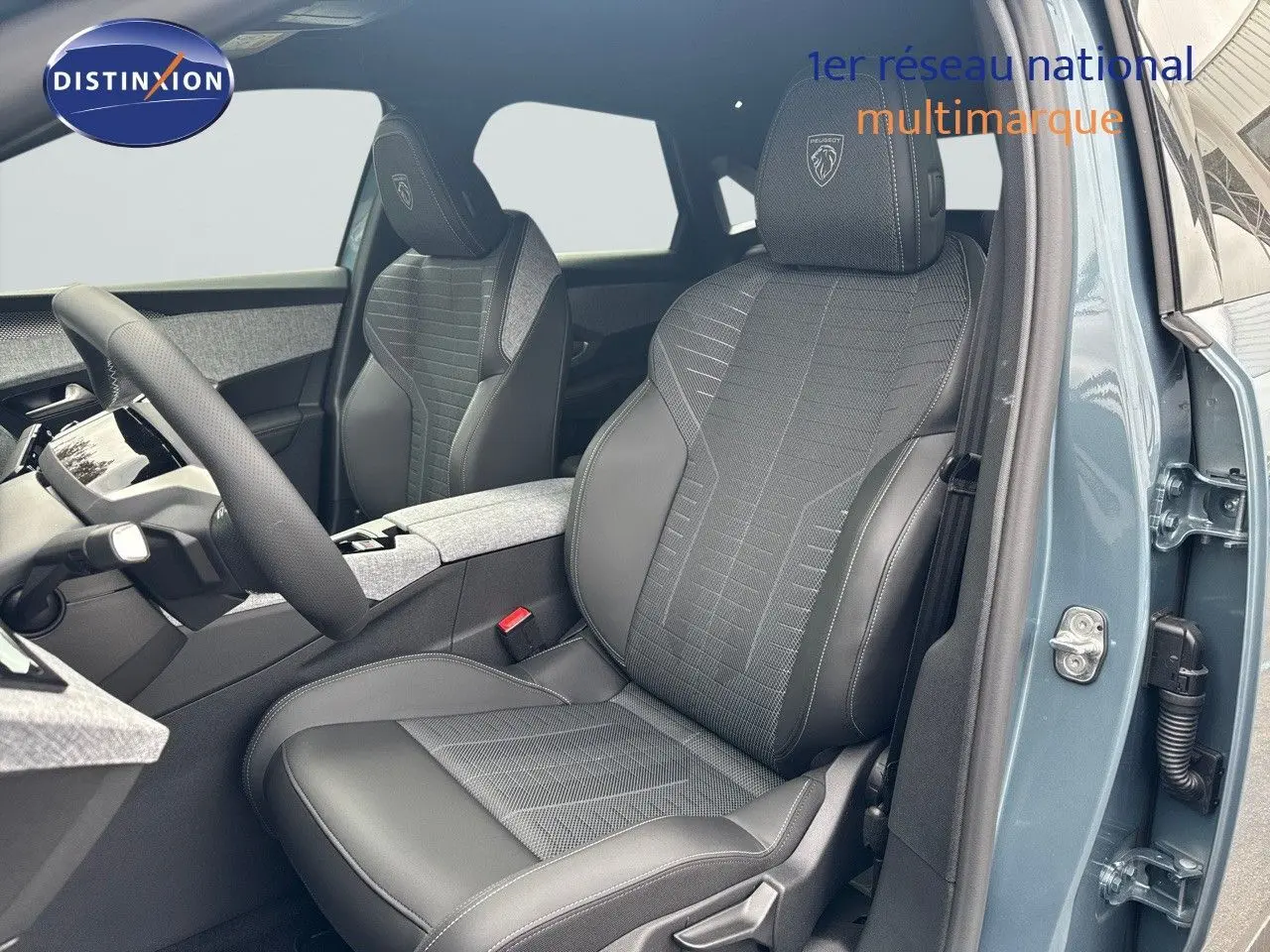 Vue intérieure côté conducteur du Peugeot 3008 Hybrid 136ch GT avec sièges en cuir et tissu gris, porte ouverte bleu Ingaro Metal.
