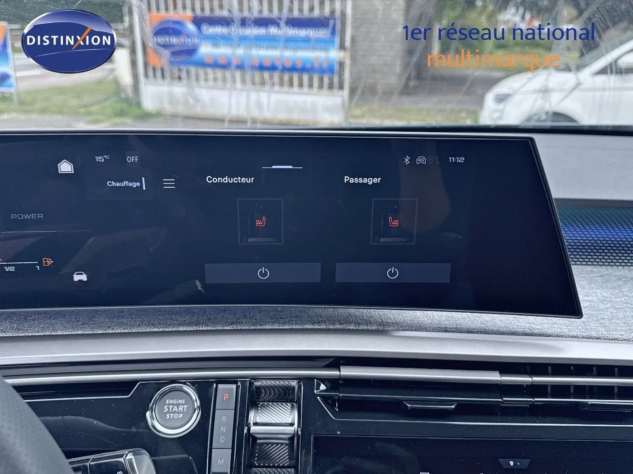 Tableau de bord et écran tactile du Peugeot 3008 Hybrid 136ch GT 2025, vue intérieure frontale avec commandes modernes.