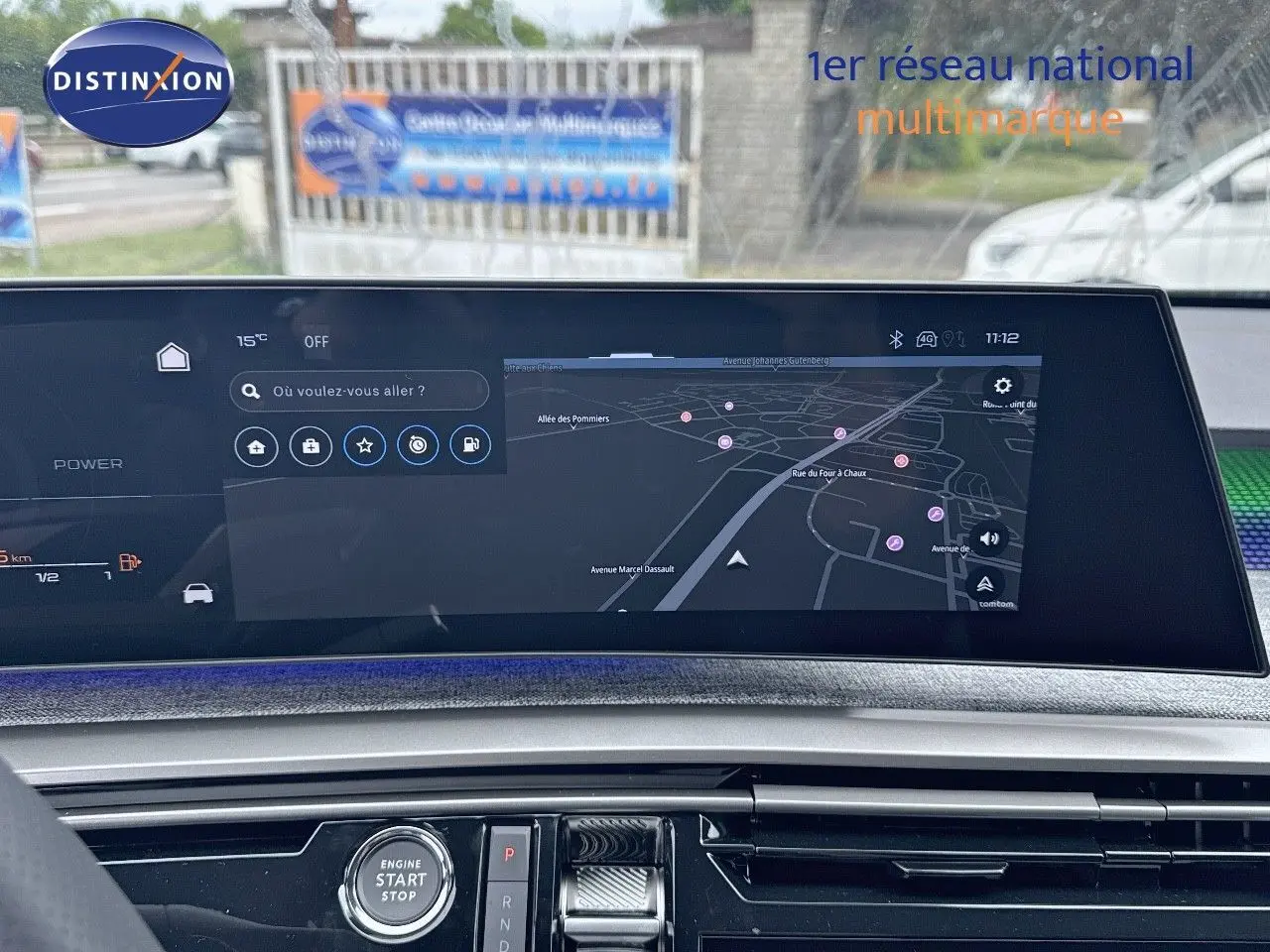 Vue intérieure du tableau de bord du Peugeot 3008 Hybrid 2025 avec écran tactile de navigation et bouton start/stop.