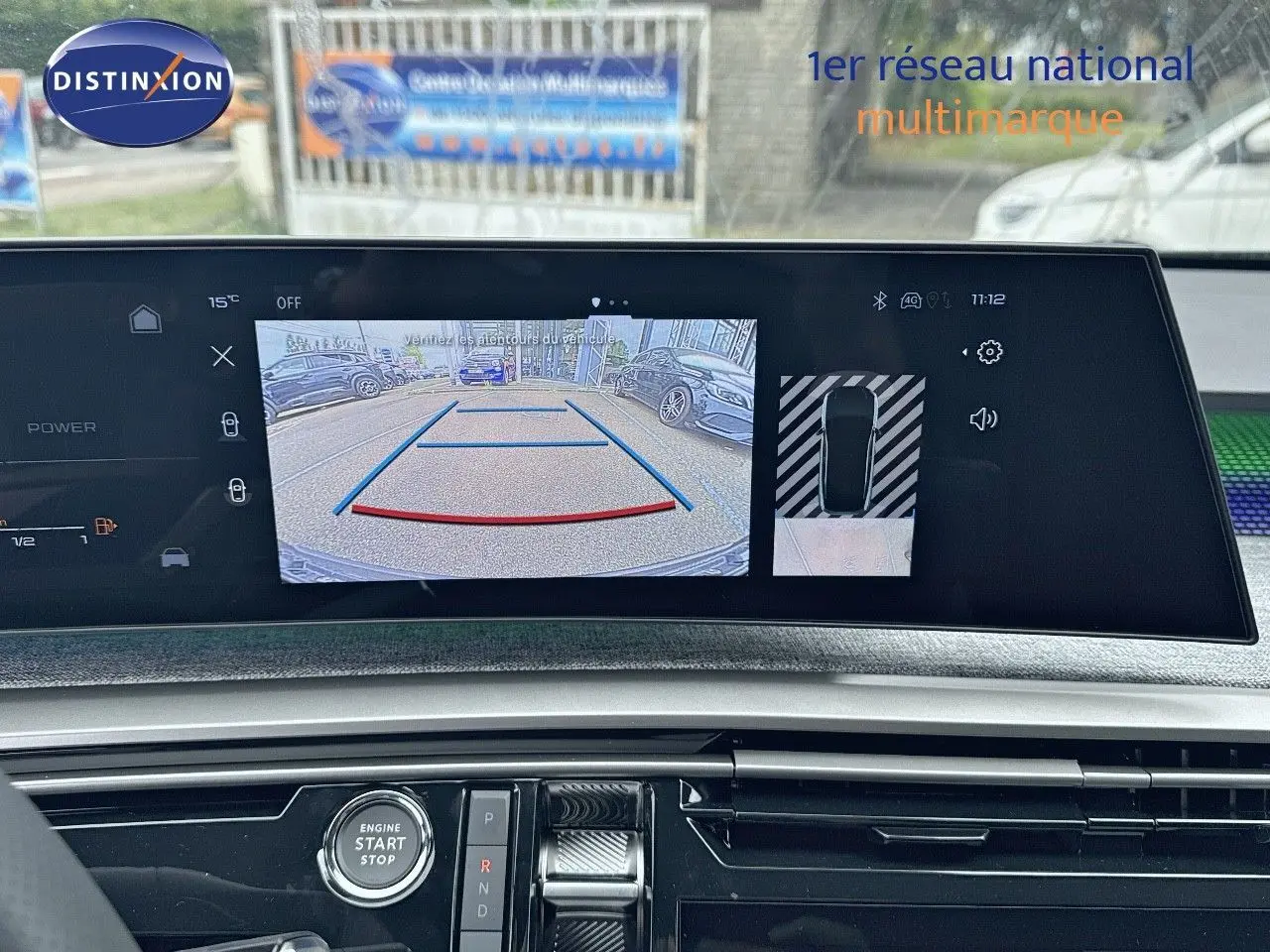 Vue du tableau de bord du Peugeot 3008 Hybrid 136ch GT 2025, écran affichant la caméra de recul avec aides au stationnement.