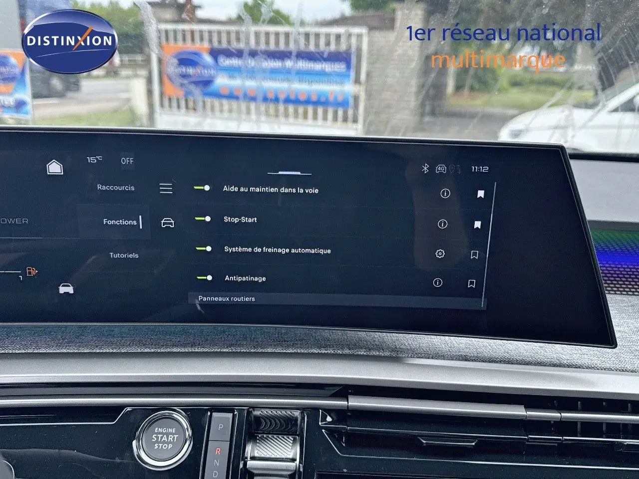 Écran tactile central affichant les aides à la conduite dans un Peugeot 3008 Hybrid bleu Ingaro métal toit noir, vue intérieure frontale.