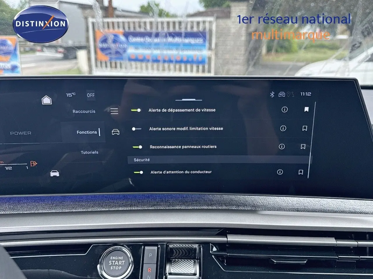 Écran tactile central affichant les alertes de sécurité du Peugeot 3008 Hybrid 136ch GT, intérieur moderne et épuré.
