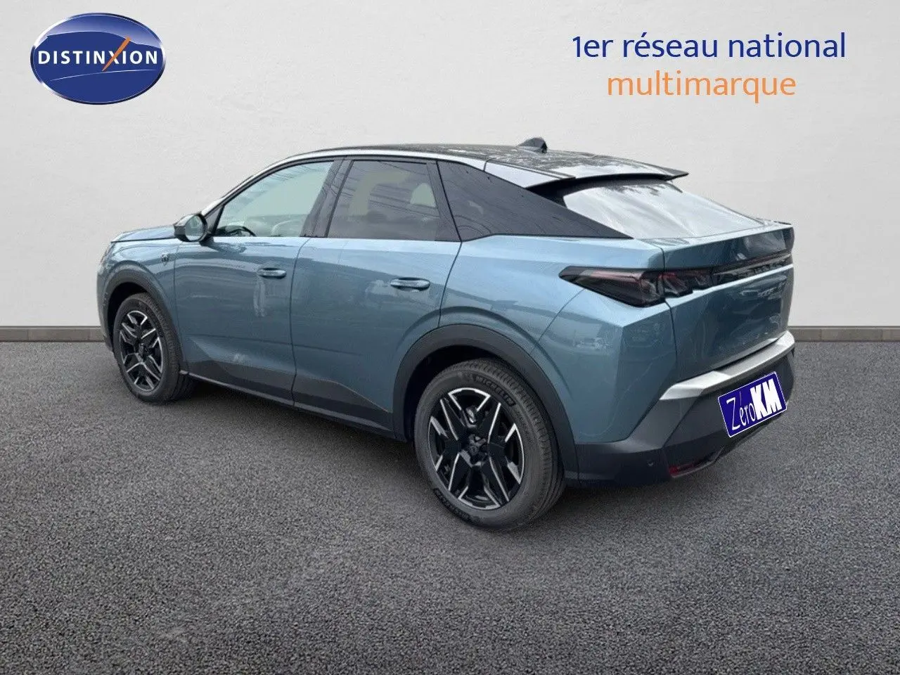Peugeot 3008 Hybrid 136ch GT bleu Ingaro métal avec toit noir, vue 3/4 arrière côté gauche sur sol gris.