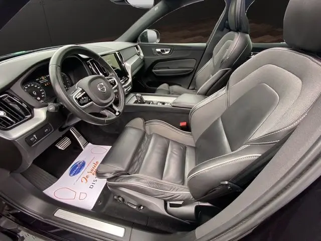 Intérieur noir du Volvo XC60 B4 R-Design 2021, vue côté conducteur avec sièges cuir et tableau de bord moderne.