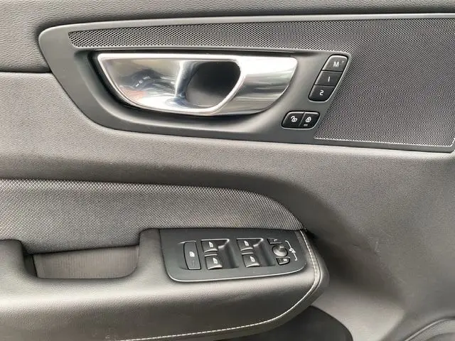 Poignée de porte côté gauche avec commandes des vitres et réglages mémoire dans l'habitacle noir du Volvo XC60 R-Design 2021.