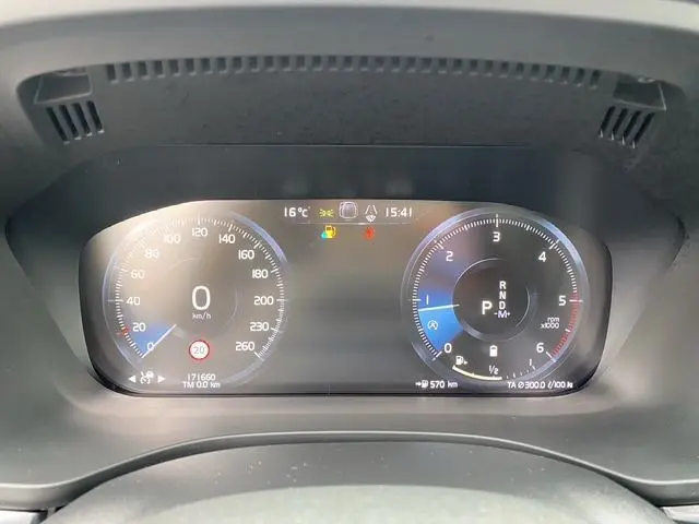 Tableau de bord numérique du Volvo XC60 noir 2021, affichant vitesse, régime moteur et informations de conduite.