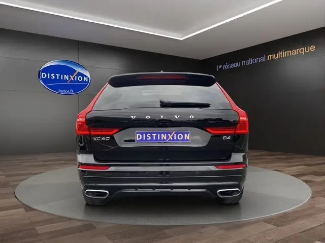 Vue arrière d'un Volvo XC60 noir B4 Adblue 197CH R-DESIGN avec feux LED et double sortie d'échappement chromée.