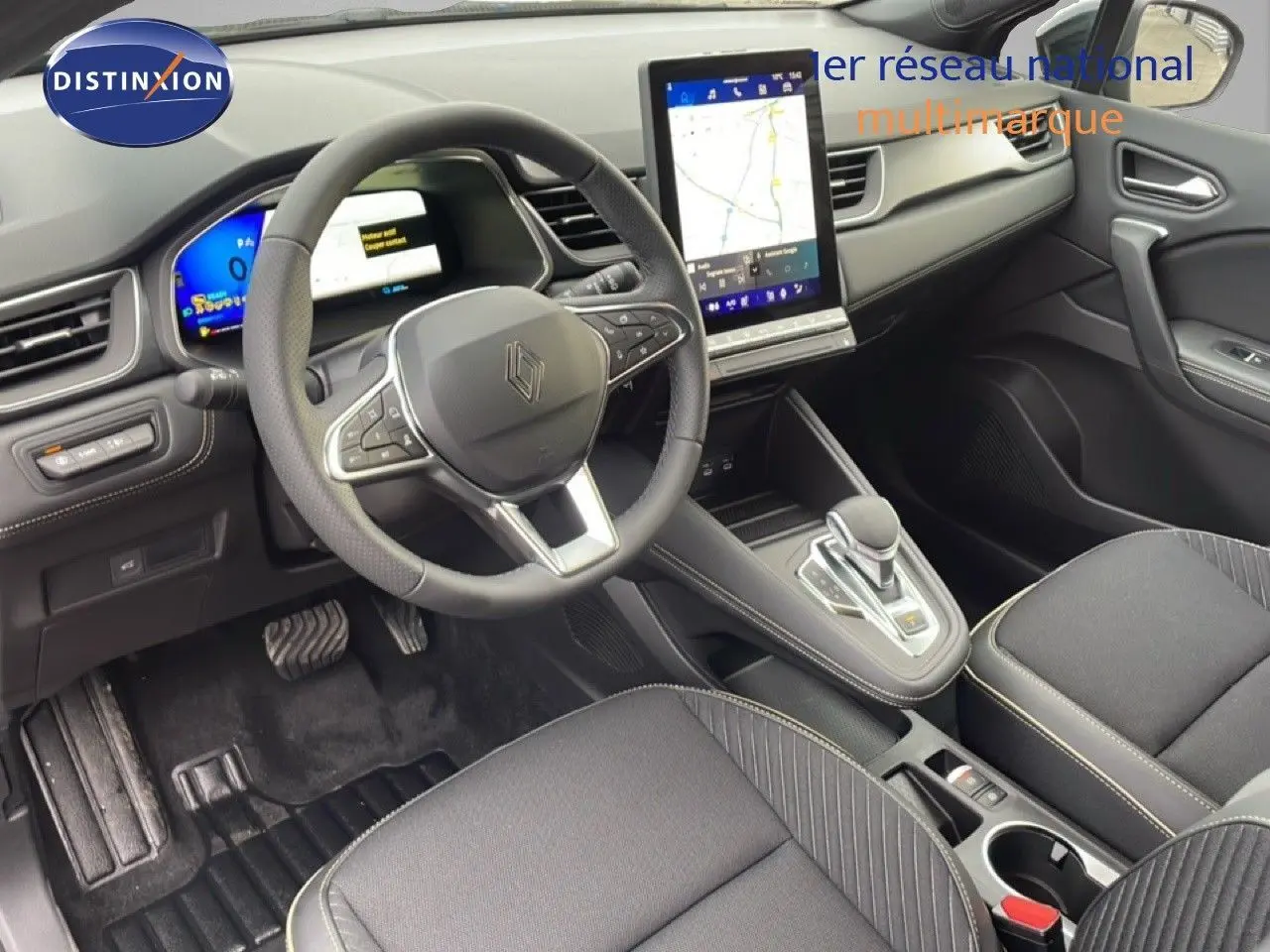 Intérieur avant de la Renault Symbioz 2025 noir étoile métal, tableau de bord moderne avec écran tactile vertical et volant multifonction.