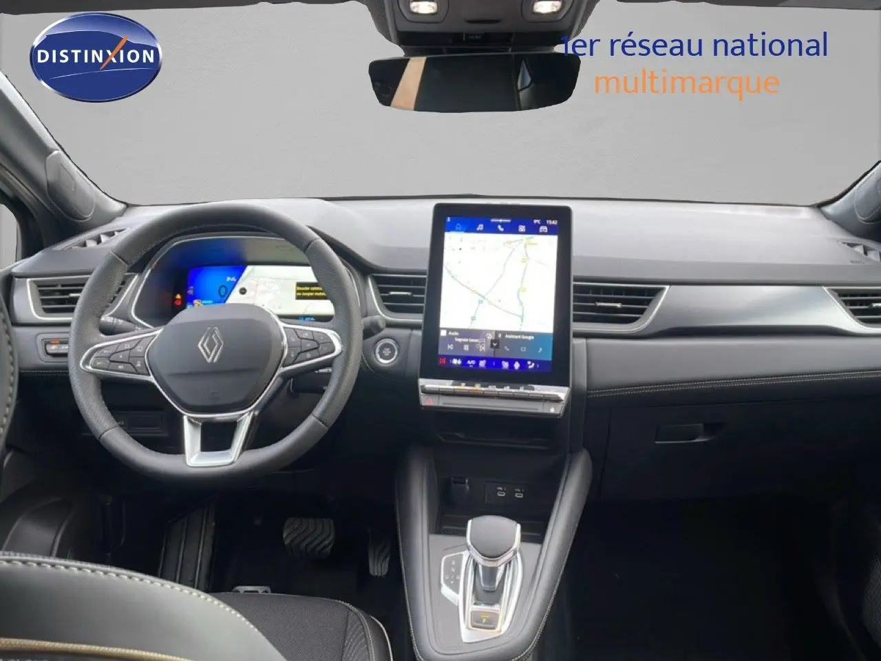 Vue intérieure avant du Renault Symbioz 2025 noir étoile métal, avec écran central tactile et volant multifonction.