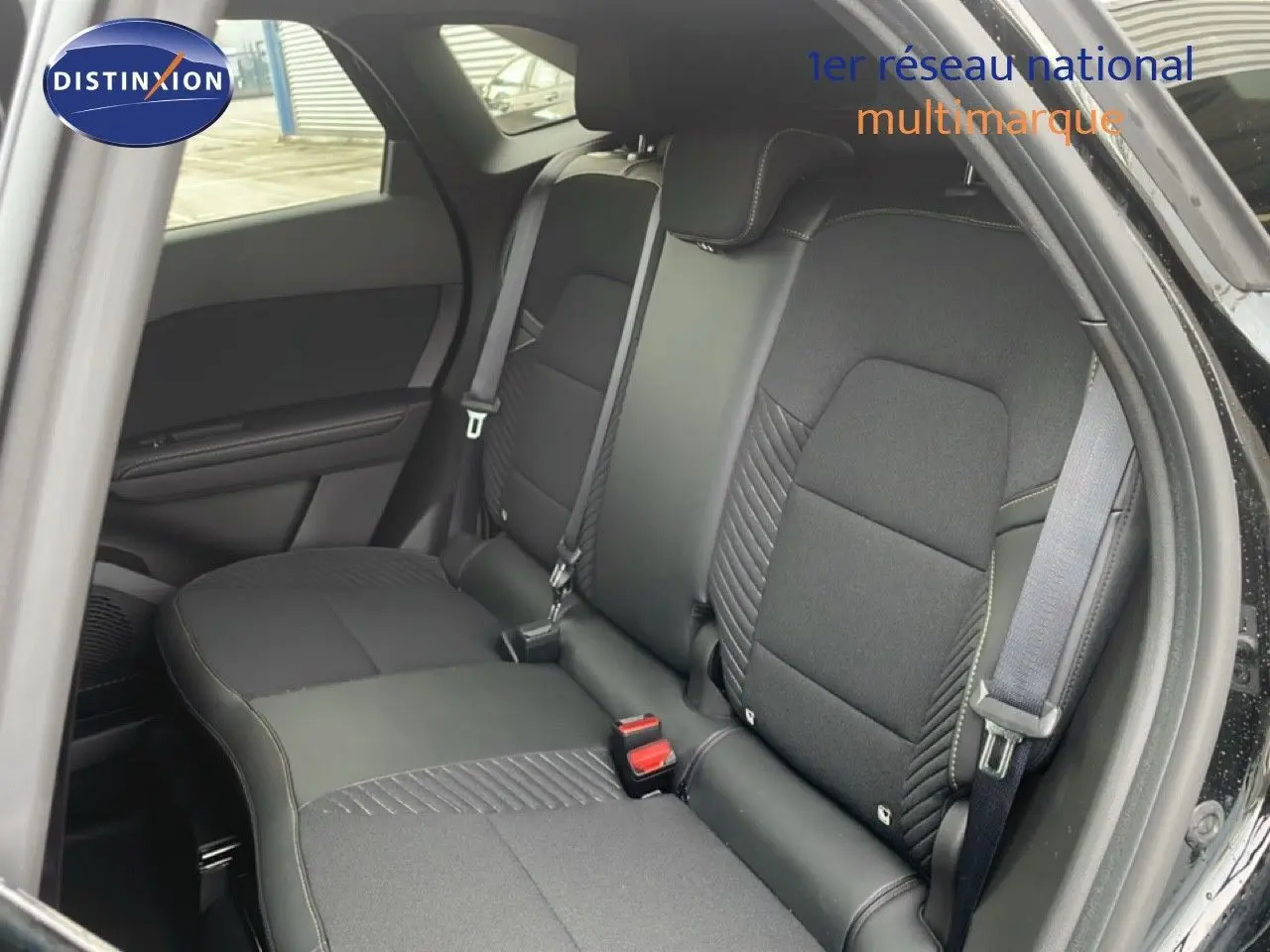 Vue intérieure sur les sièges arrière noirs en tissu et cuir du Renault Symbioz 2025, porte arrière ouverte côté droit.