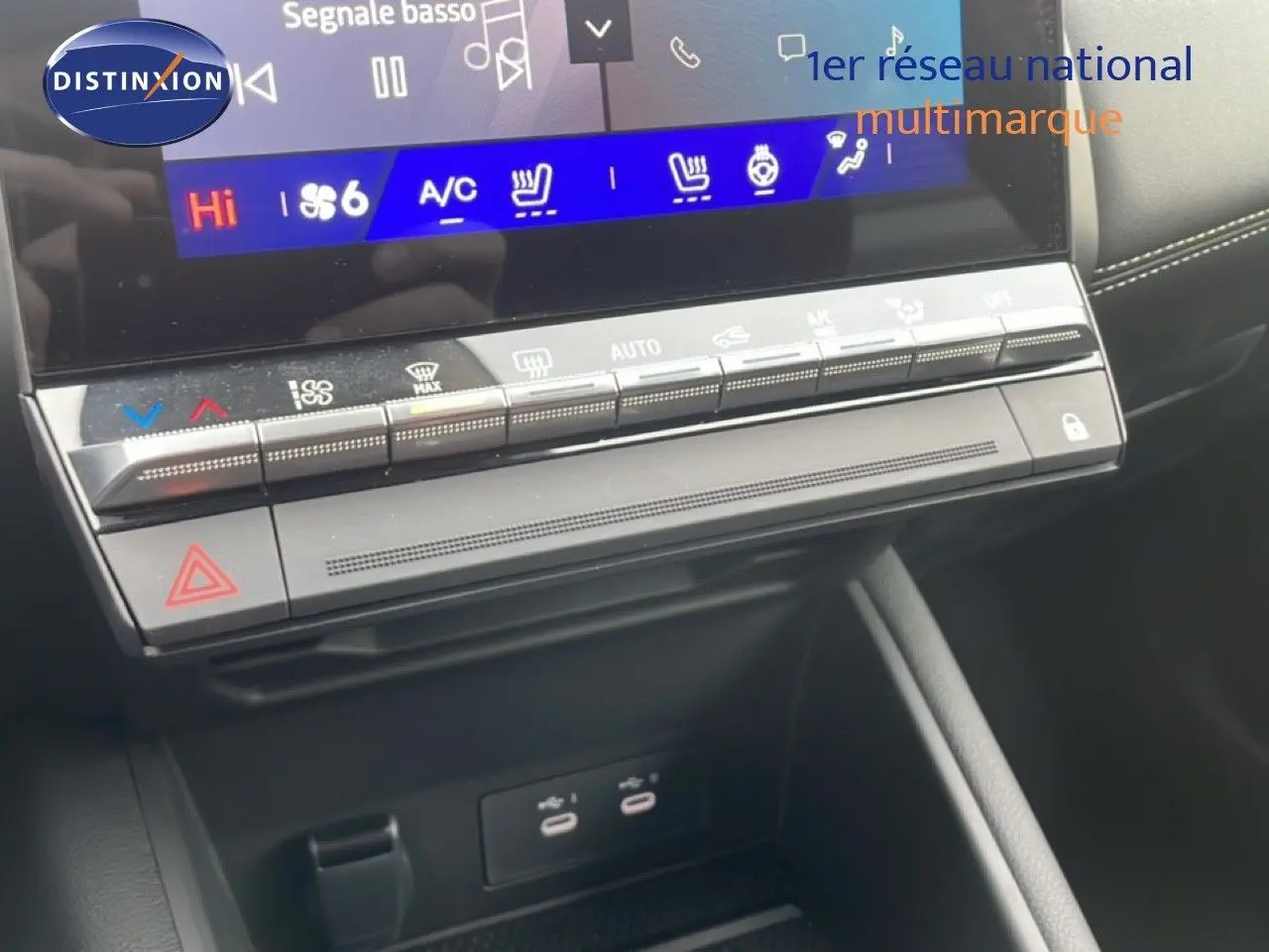 Détail de la console centrale avec commandes climatisation et ports USB du Renault Symbioz noir étoile métal 2025.