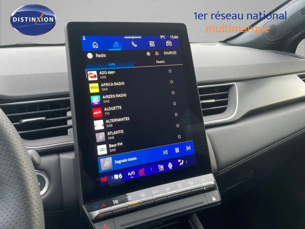 Vue intérieure centrée sur l'écran tactile vertical du tableau de bord du Renault Symbioz noir étoile métal 2025.