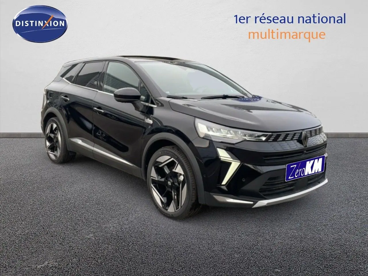 Renault Symbioz 2025 noir étoile métal en 3/4 avant droit, avec jantes bicolores et feux LED distinctifs.