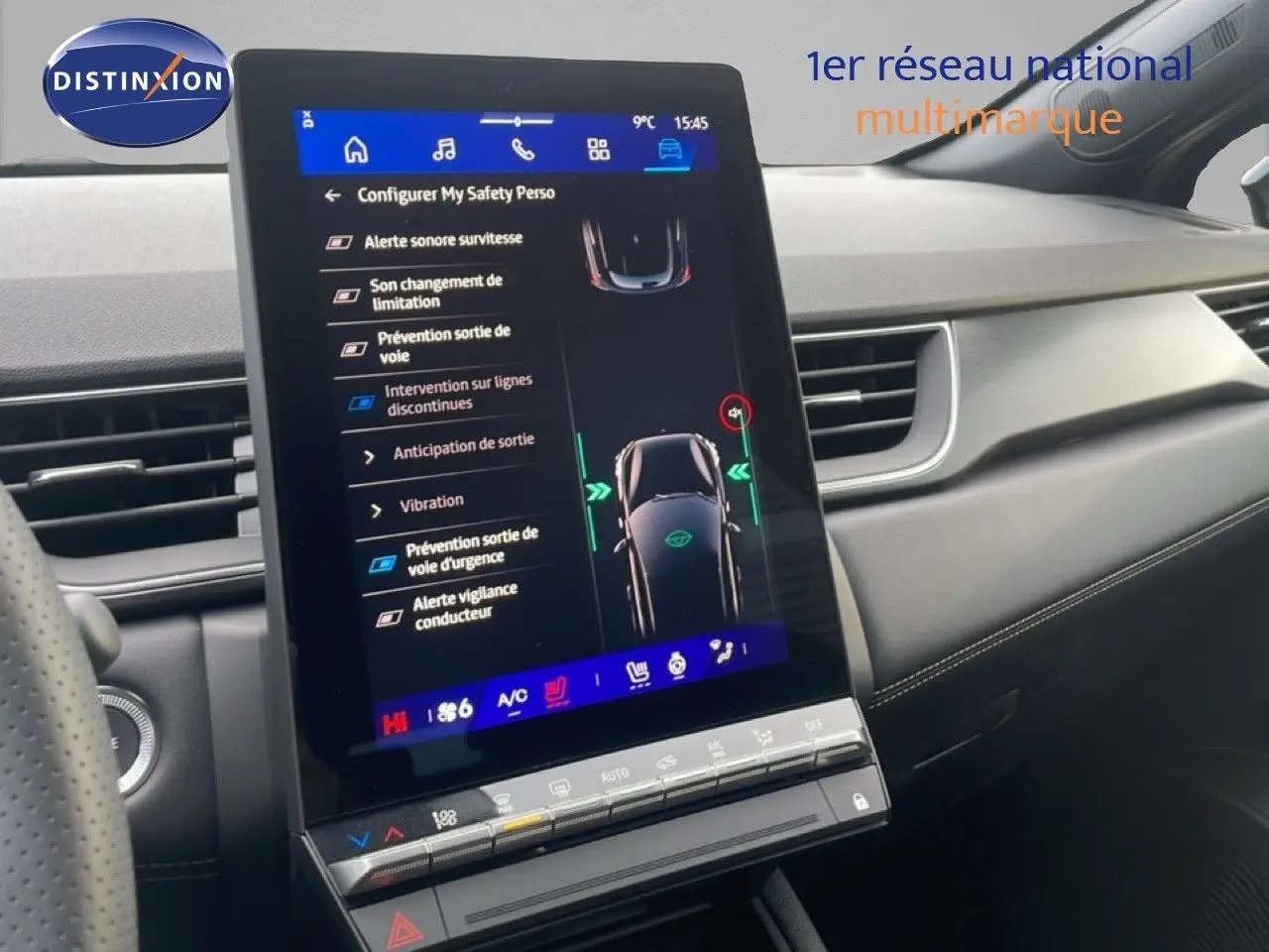 Écran tactile central affichant les réglages de sécurité du tableau de bord du Renault Symbioz noir étoile métal, vue intérieure côté passager.