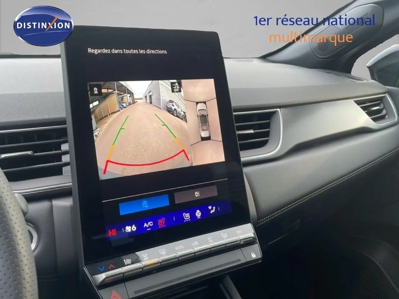Vue intérieure du tableau de bord du Renault Symbioz noir étoile métal 2025, écran tactile affichant la caméra de recul.