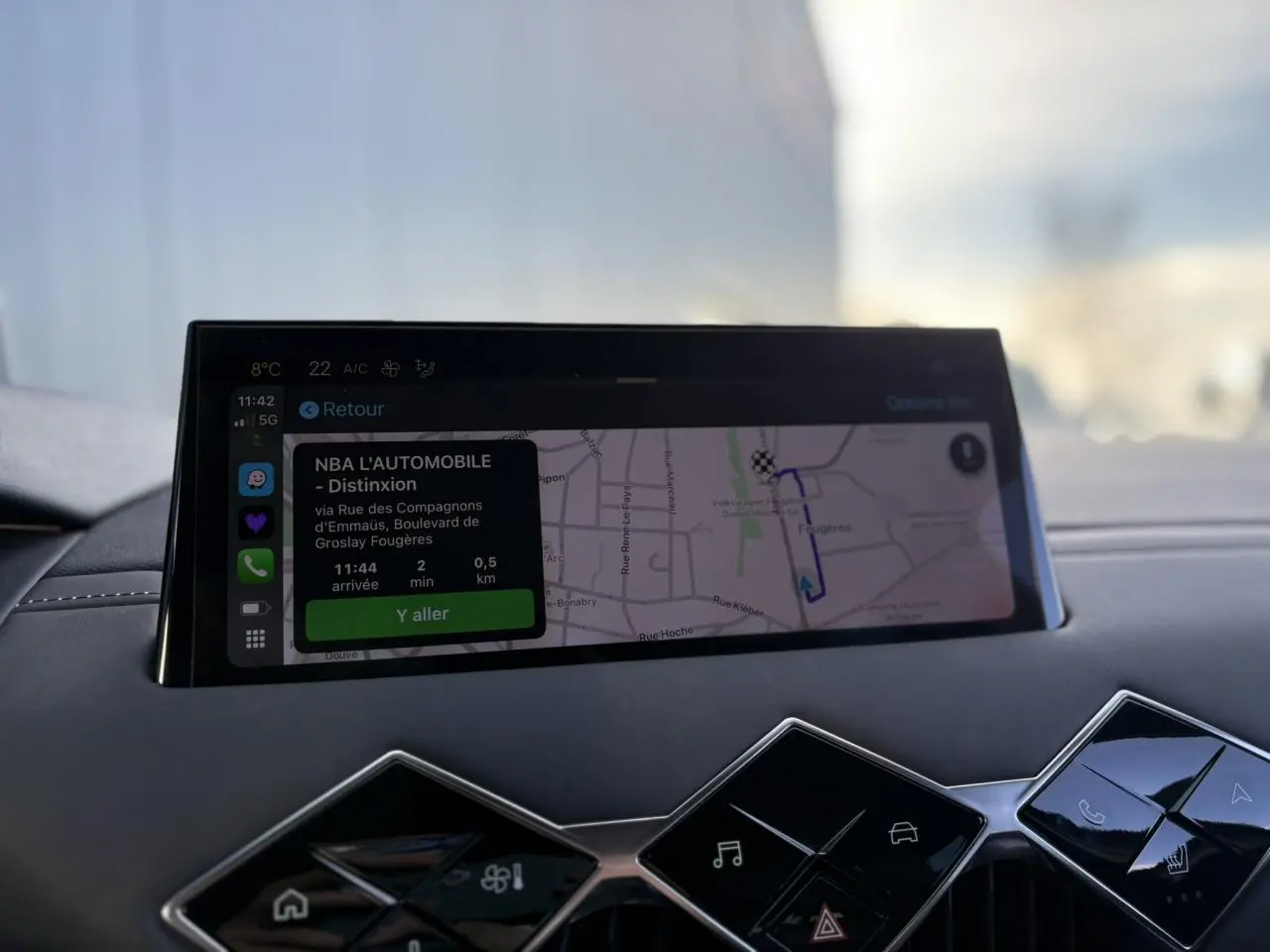 Vue intérieure du tableau de bord du DS3 2024 avec écran tactile affichant la navigation et commandes tactiles en losange noir brillant.