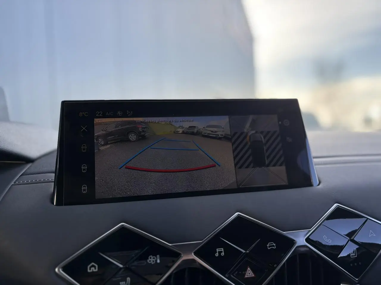 Écran tactile intérieur montrant la caméra 360° du DS3 1.5 BlueHDI gris Artense, vue arrière en stationnement.