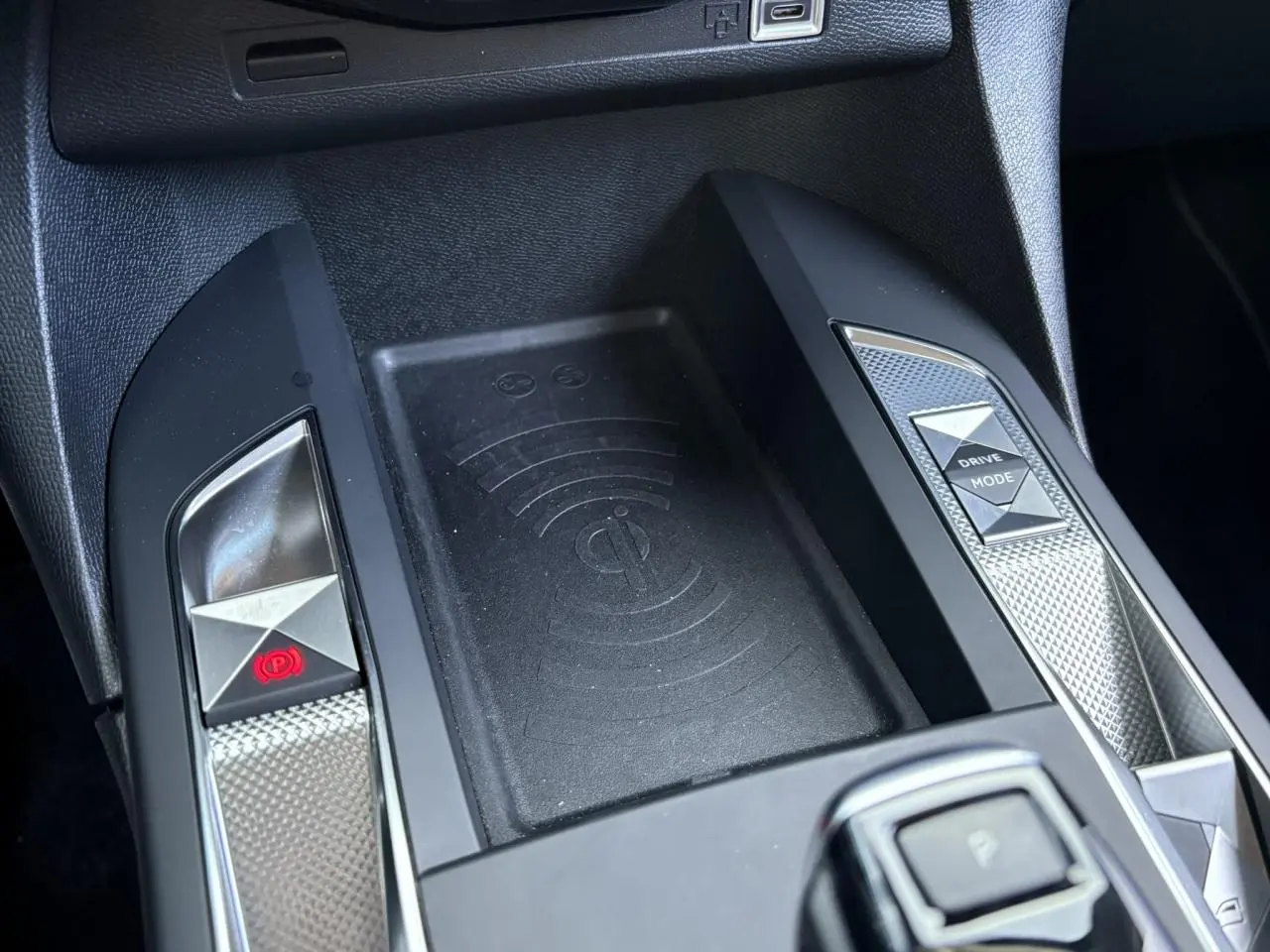 Gros plan sur la console centrale noire du DS3 2024, avec bouton frein à main électrique et sélecteur Drive Mode.