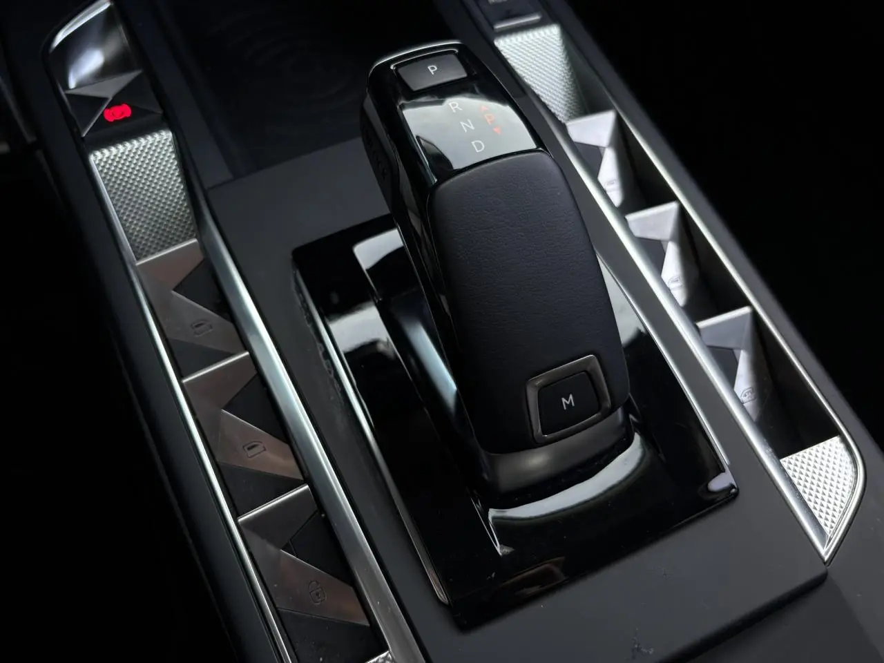 Le levier de vitesses noir de la DS3 1.5 BlueHDI 130 EAT8 vu en gros plan dans la console centrale.