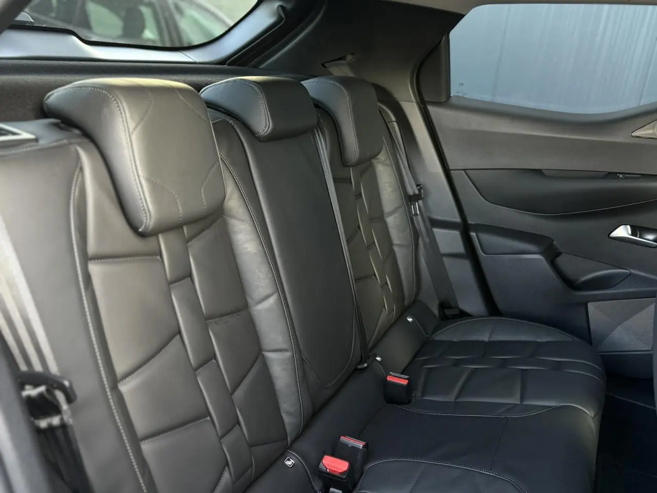 Vue latérale droite des sièges arrière en cuir noir du DS3 2024, mettant en valeur le design et les finitions haut de gamme.