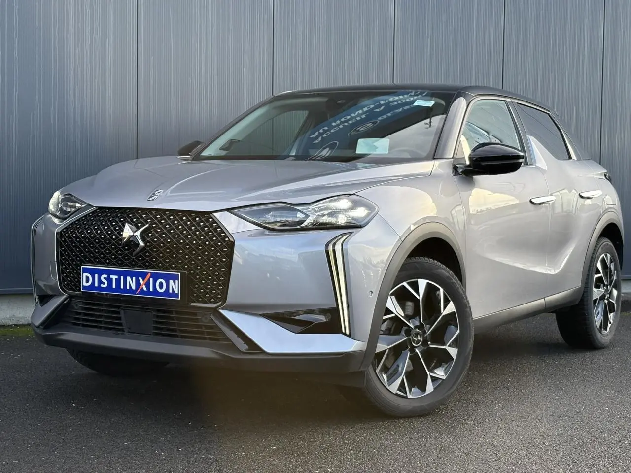 Vue intérieure côté conducteur du DS3 2024 avec tableau de bord et sièges en cuir noir, console centrale moderne.