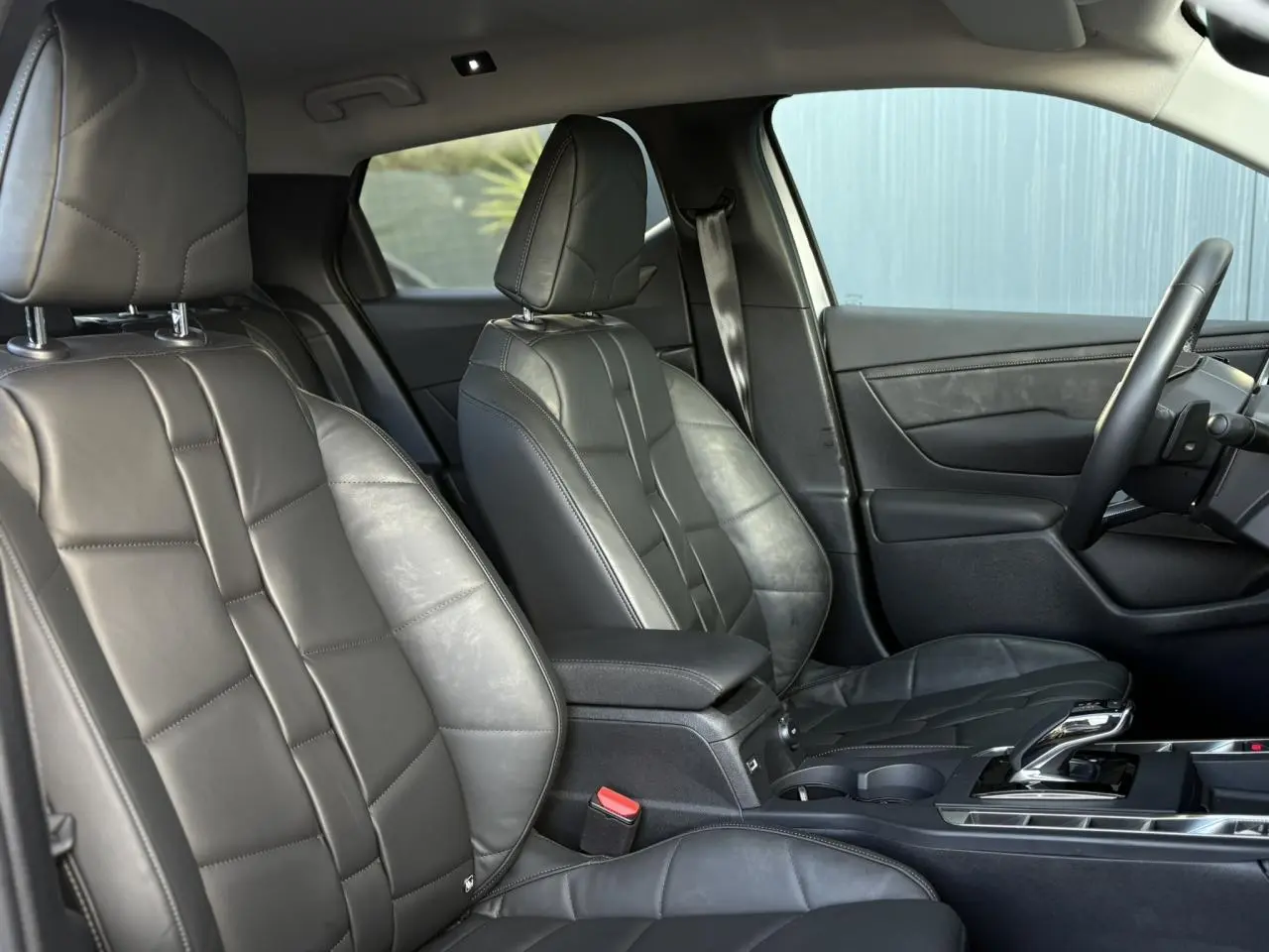 Vue intérieure côté gauche des sièges arrière en cuir noir du DS3 2024 gris Artense avec détails cousus.