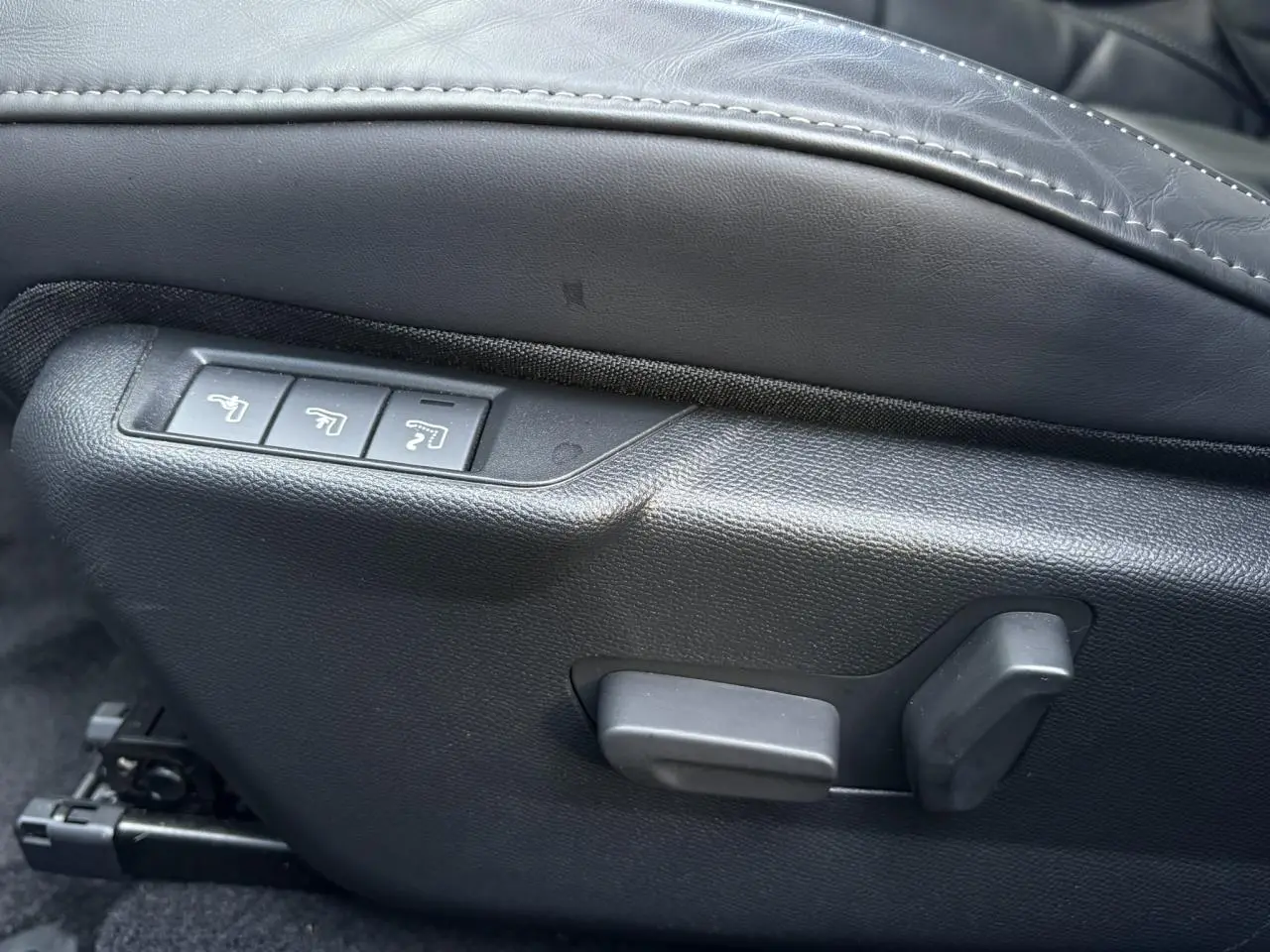Gros plan sur les commandes de réglage électrique du siège avant en cuir noir du DS3 1.5 BlueHDI 130 EAT8 Opéra.