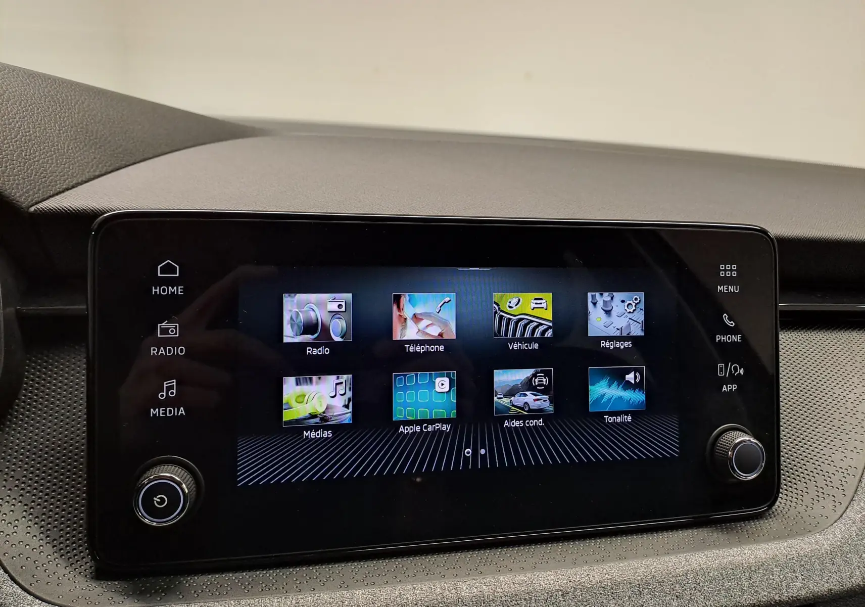 Écran tactile central du Skoda Kamiq 2025 affichant les options multimédias et aides à la conduite.