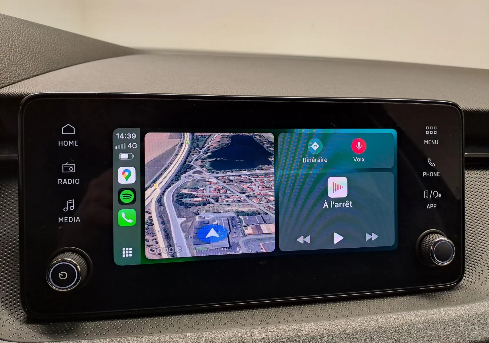 Écran tactile central du Skoda Kamiq 2025 affichant la navigation et les commandes multimédia, intérieur noir.