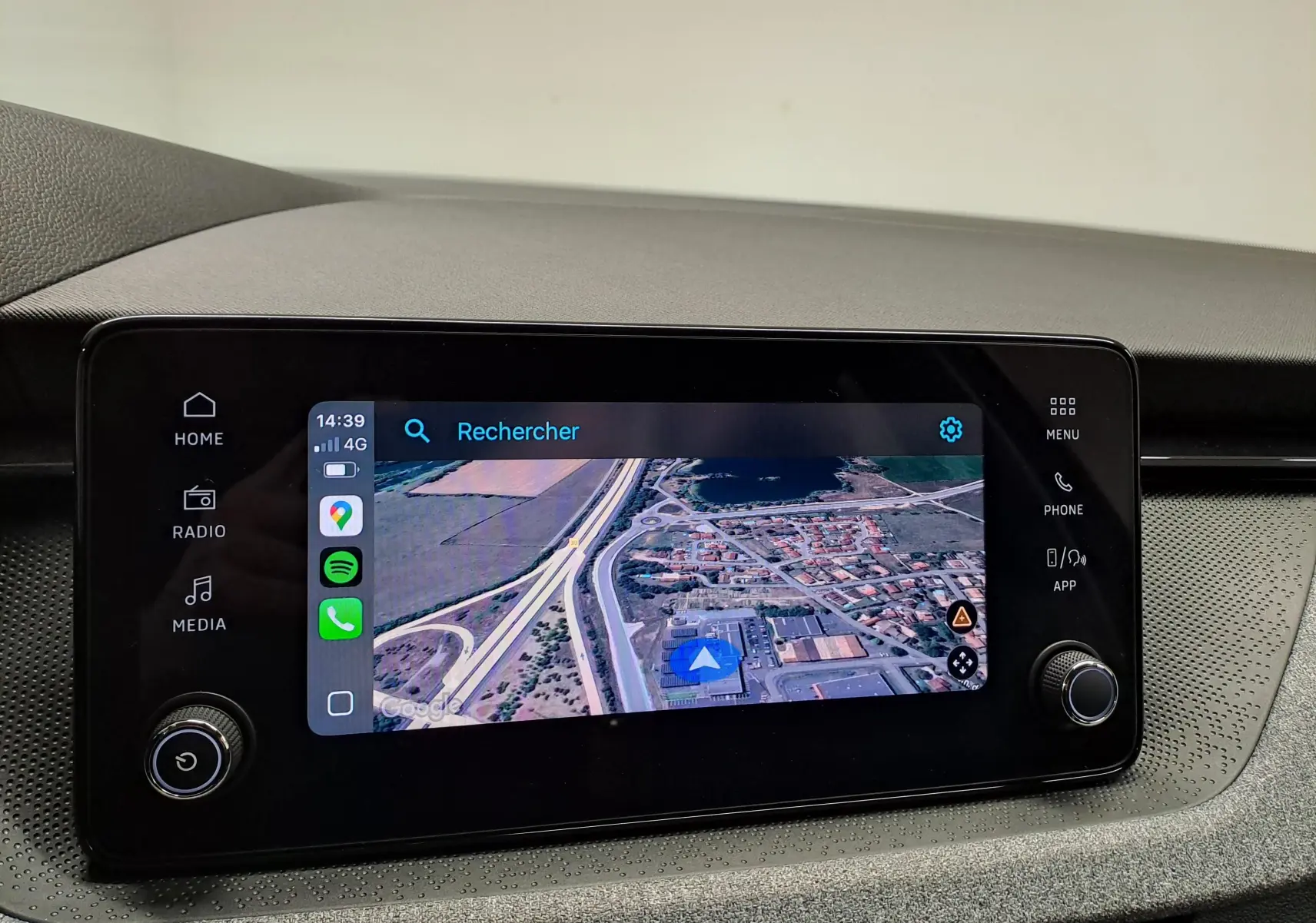 Écran tactile central du Skoda Kamiq 2025 affichant la navigation GPS avec interface moderne et commandes tactiles.