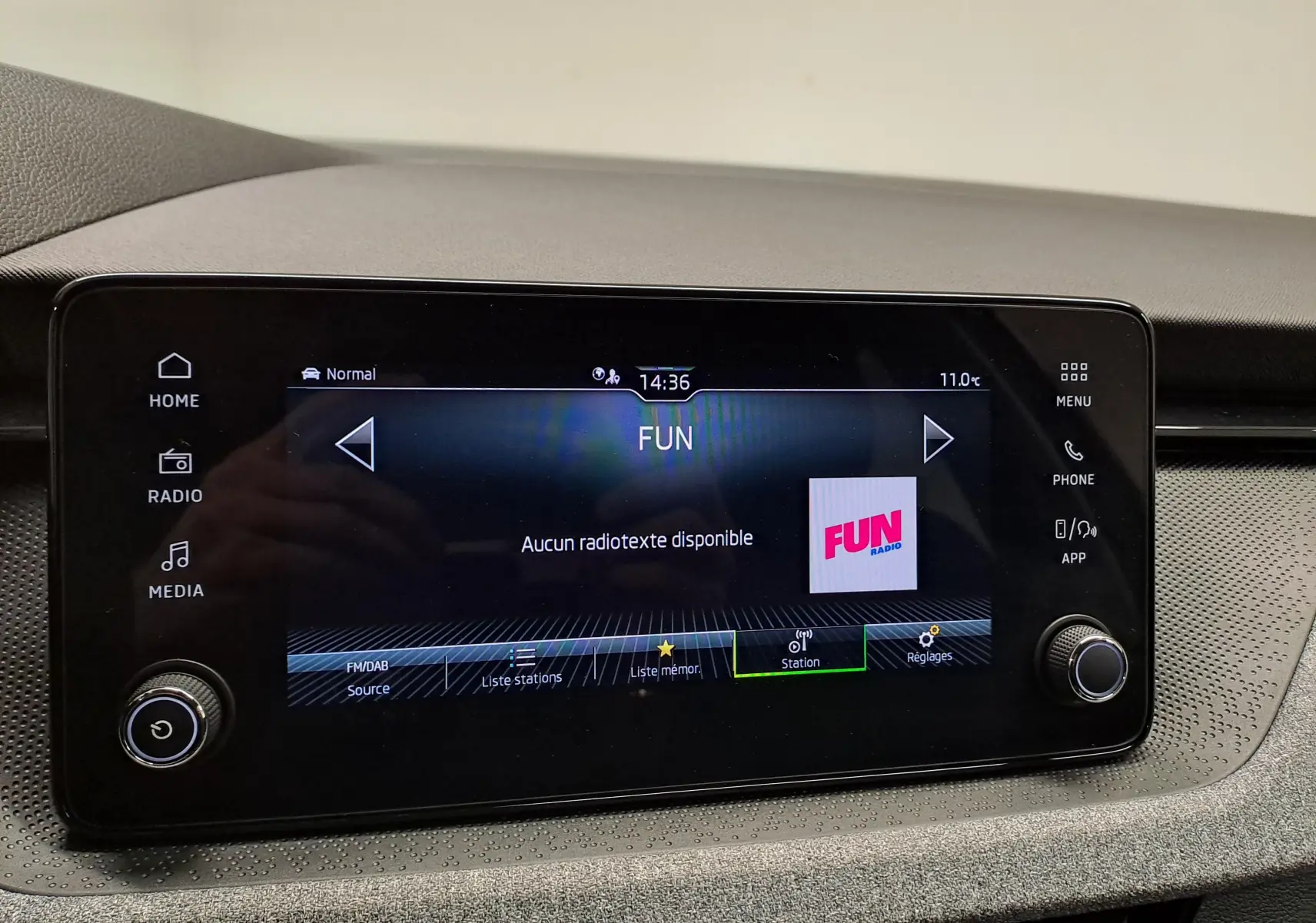 Écran tactile central du Skoda Kamiq gris graphite affichant la radio Fun en mode FM/DAB, avec commandes autour de l'écran.