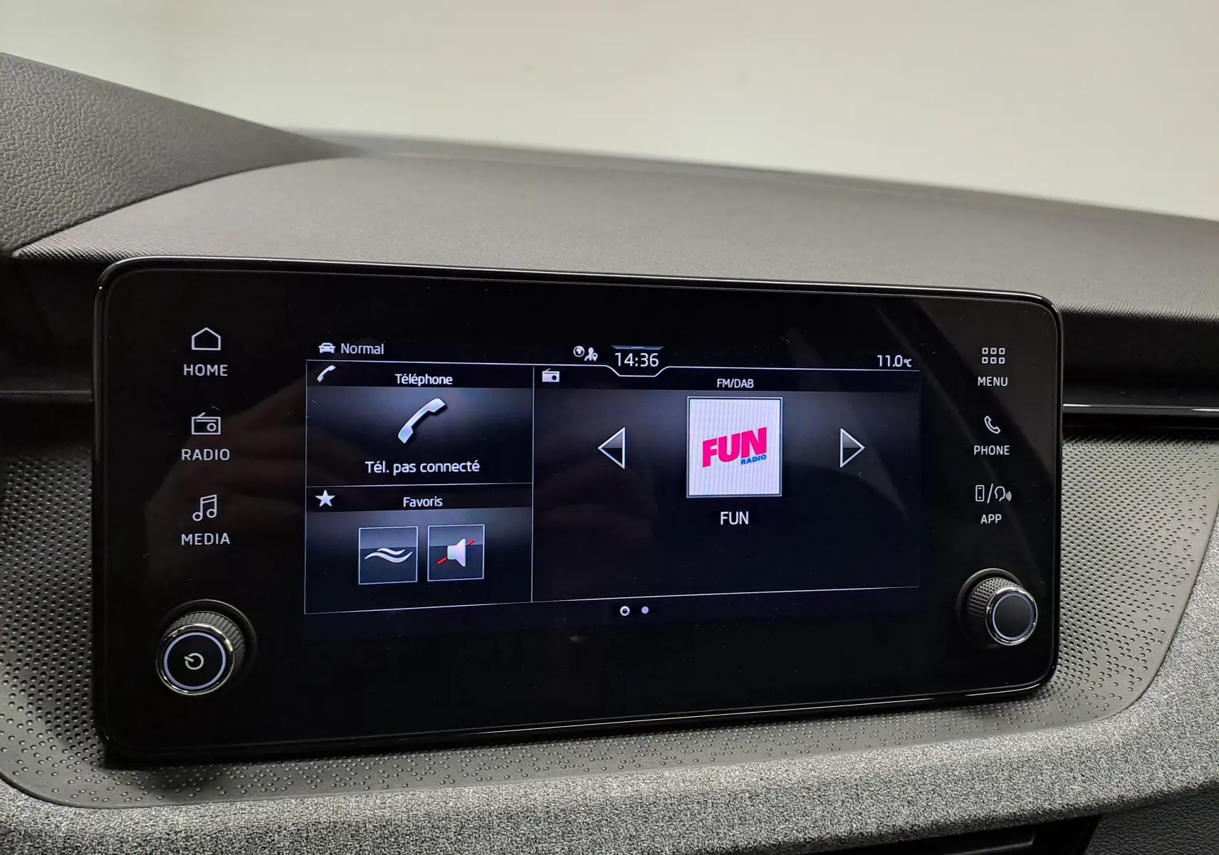 Écran tactile central du tableau de bord du Skoda Kamiq 2025, affichant la radio et les options multimédia.